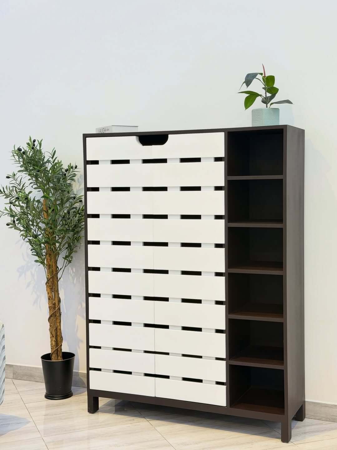 White shoe rack Kenya with dark frame, slatted front panels, open shelves, and raised legs