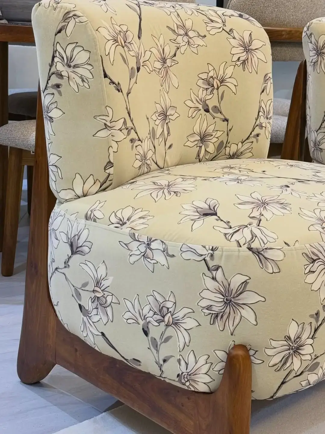 Floral accent chair Kenya with cream patterned upholstery, rounded cushions and wooden legs
