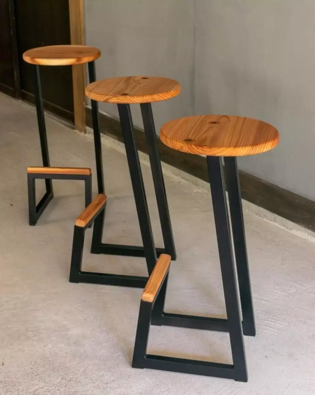 Amberhill backless metal bar stool with round wood-tone seat