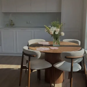 Mahogany 4-seater dining set with fluted pedestal and cream upholstered chairs