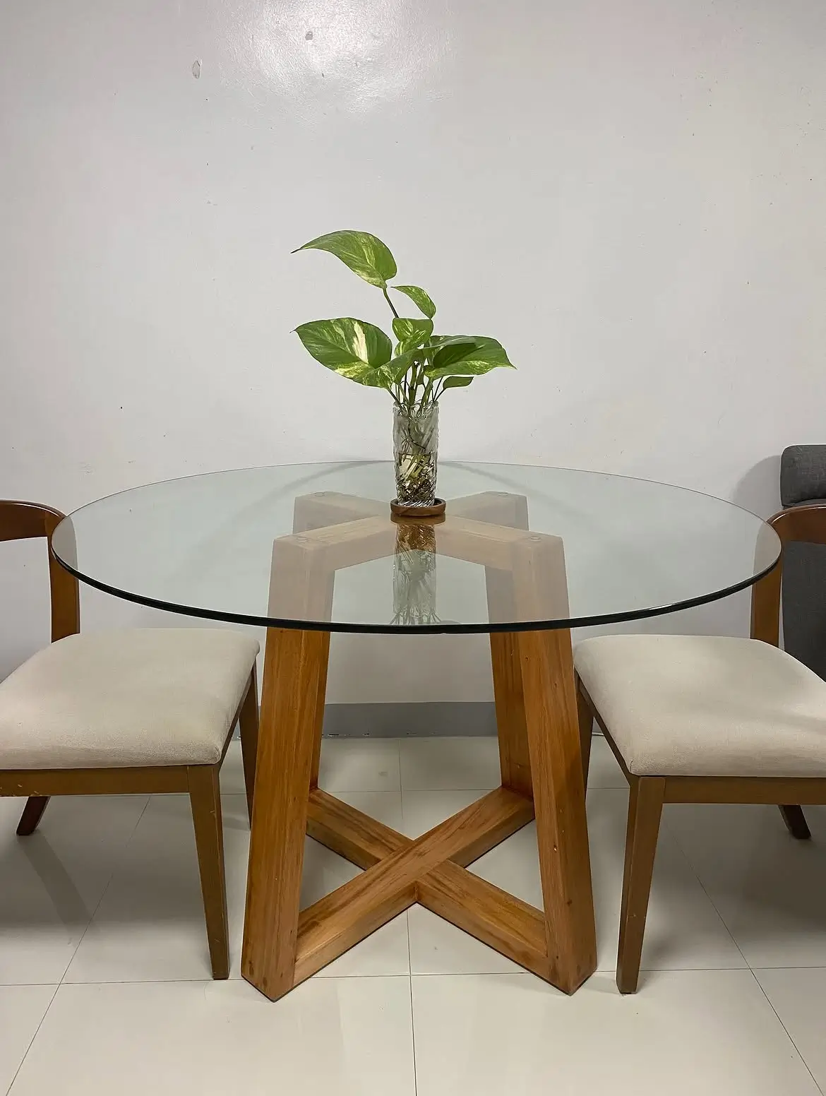 Sculptural 2 seater glass dining set with crossed base in Kenya