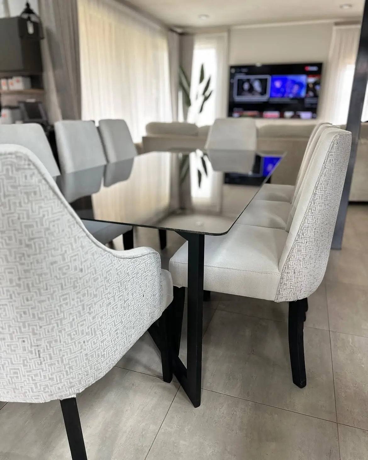 8 Seater Tempered Glass Dining Set Kenya - Image 3